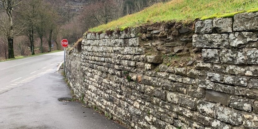 Il muro danneggiato a Casaglia