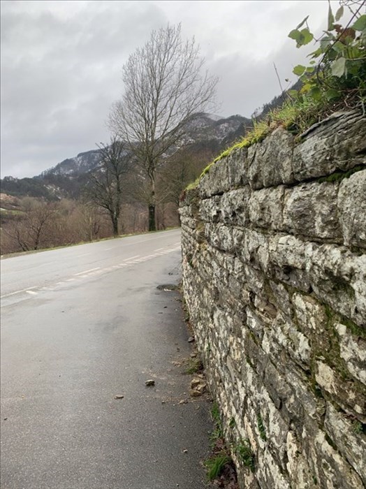 Il muro danneggiato a Casaglia