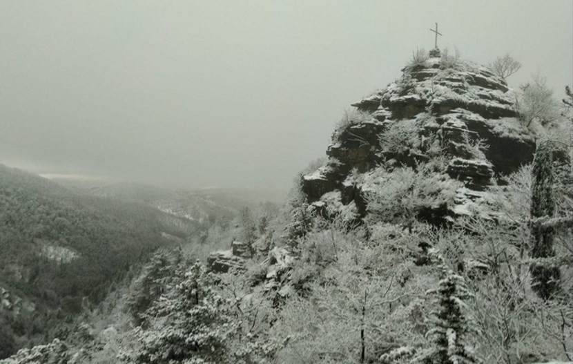 L'Appennino questa mattina tra Ronta e Razzuolo. Nel dettaglio la croce di Castel Gelato