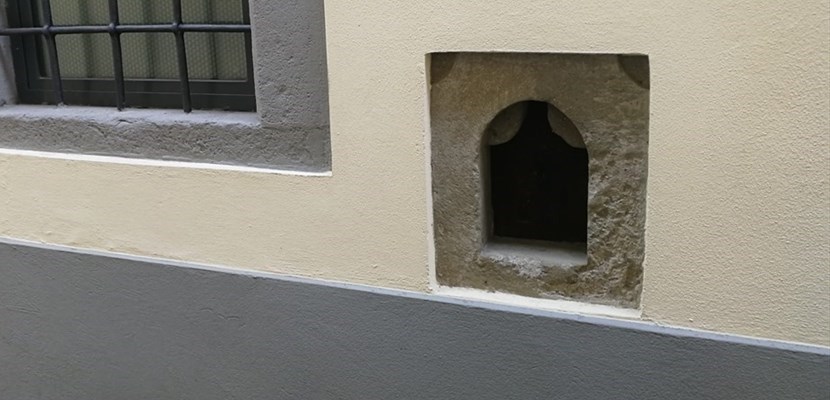 La “buchetta” nel vicolo di Sant’Omobono a Borgo San Lorenzo