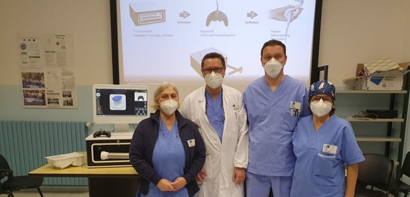 L'apparecchiatura donata con i medici di endoscopia dell'ospedale del Mugello