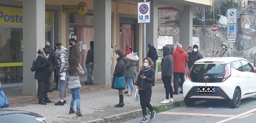 Persone in coda alle poste di Dicomano