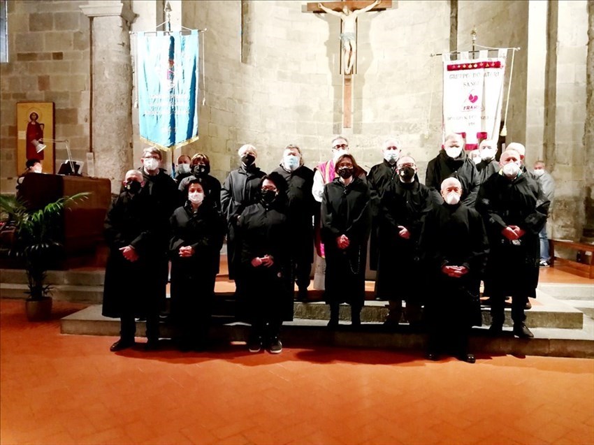 Il magistrato della Misericordia di Borgo San Lorenzo dopo la cerimonia religiosa.