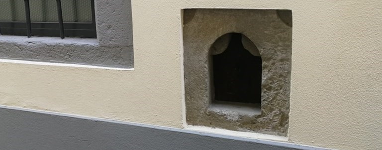 La  buchetta  nel vicolo di Sant’Omobono a Borgo San Lorenzo