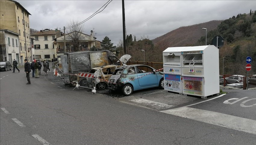 San Godenzo, cosa rimane dopo il rogo dei mezzi
