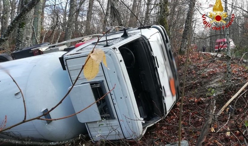 Il camion che si è ribaltato stamani