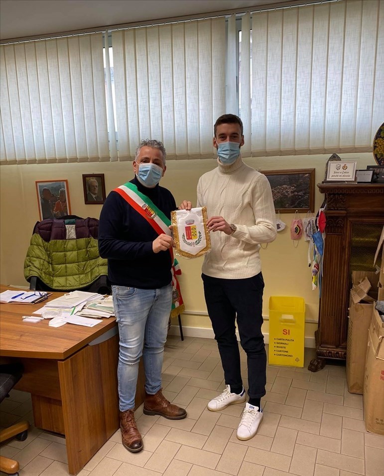 L'incontro tra il Sindaco Vito Maida e il calciatore Mattia Bani