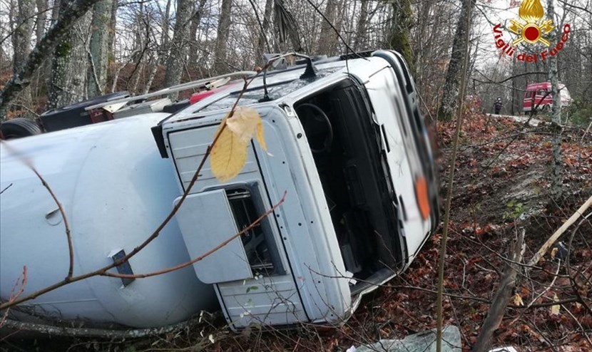Il camion che si è ribaltato a Bruscoli
