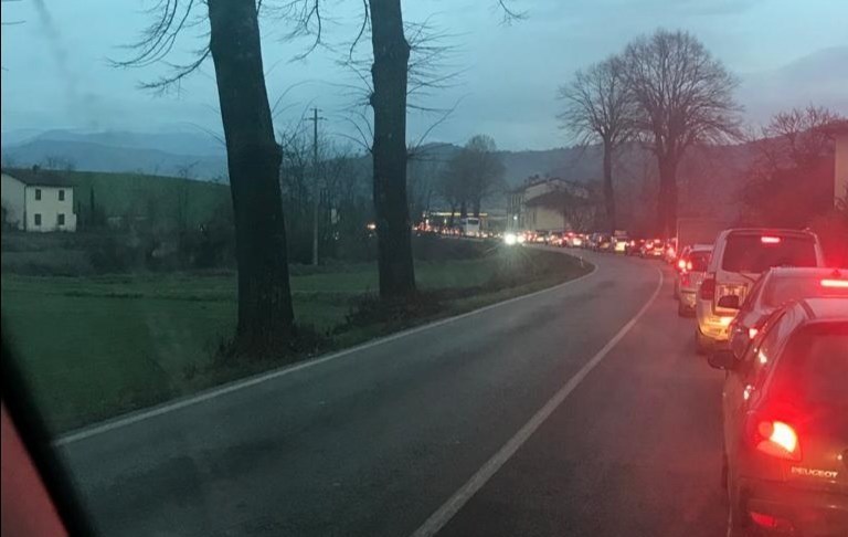 Oggi coda record al passaggio a livello di Vicchio. Foto del giorno