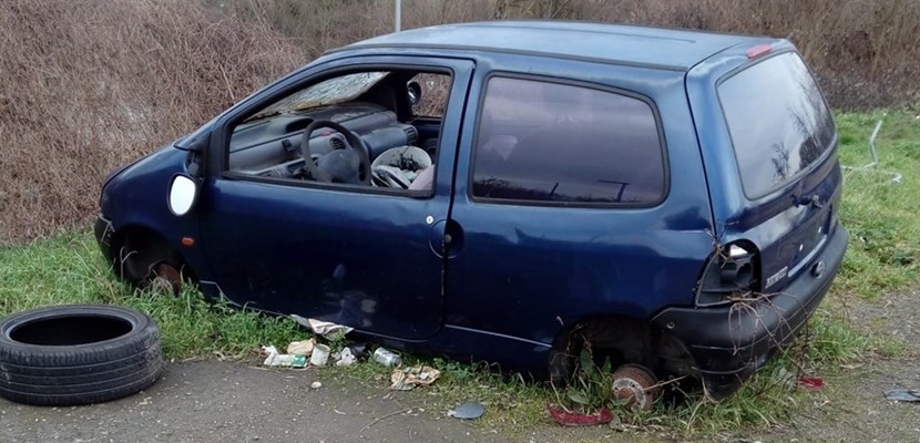 L'auto abbandonata a San Piero