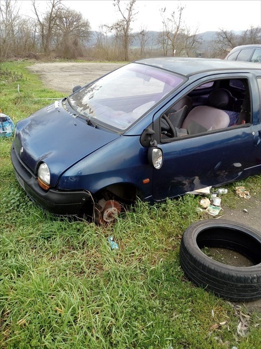 L'auto abbandonata a San Piero