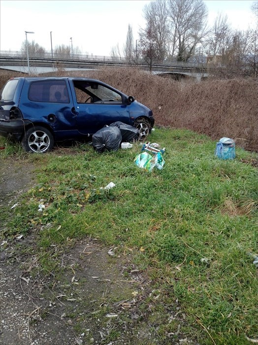 L'auto abbandonata a San Piero