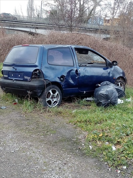 L'auto abbandonata a San Piero