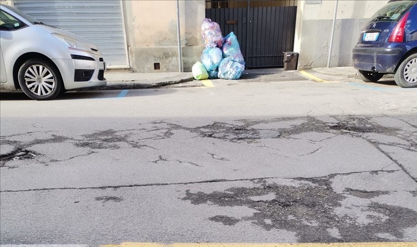 I rifiuti rimasti in strada