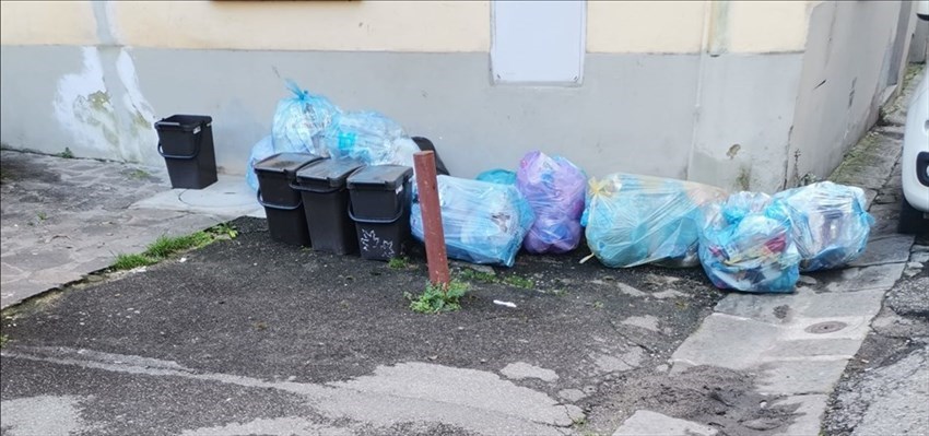 I rifiuti rimasti in strada