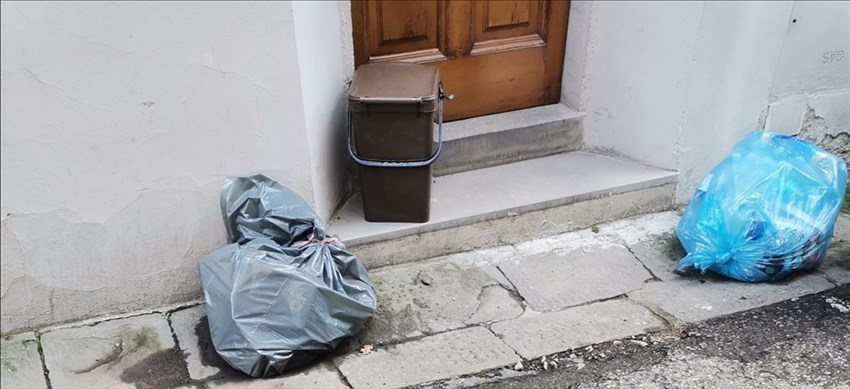 I rifiuti rimasti in strada