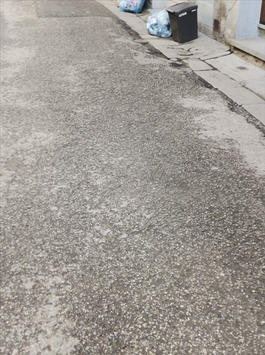 I rifiuti rimasti in strada