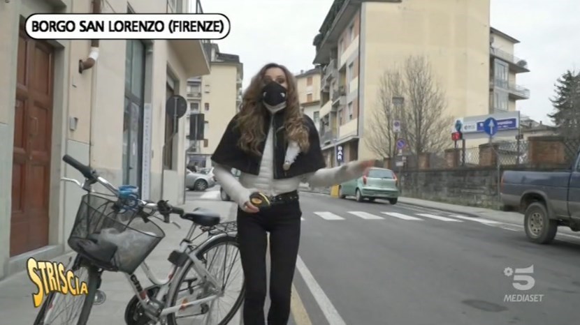 L'inviata di Striscia la Notizia a Borgo San Lorenzo per le piste ciclabili