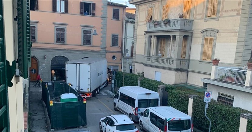 Borgo. Grosso camion quasi incastrato in via Francesco Pecori Giraldi
