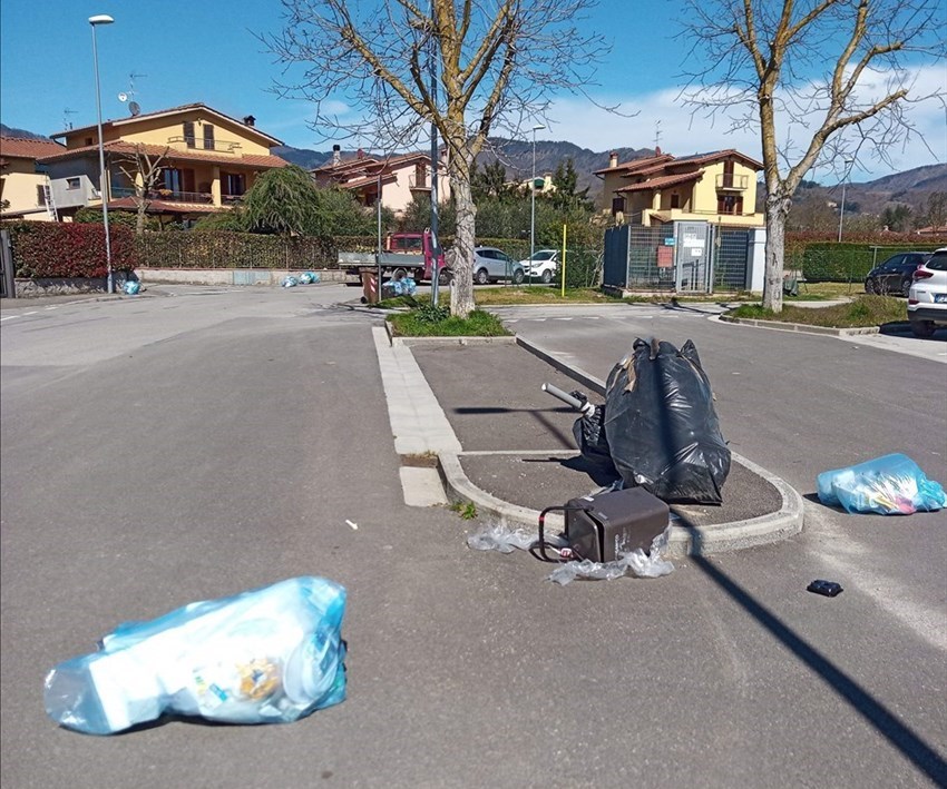 Luco. Dopo lo sciopero e il vento i rifiuti sono in strada