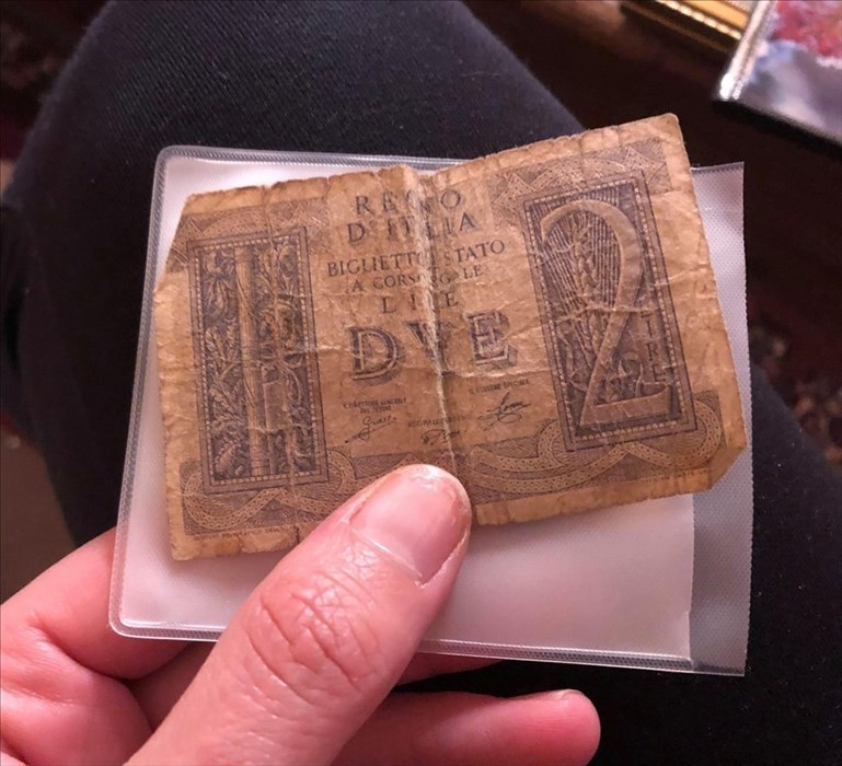 La banconota da due lire trovata insieme alla foto