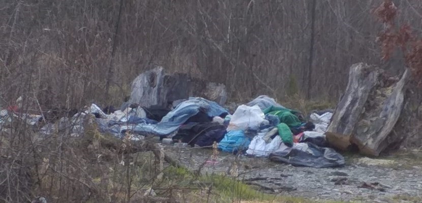 Rifiuti intorno alla ex scuola