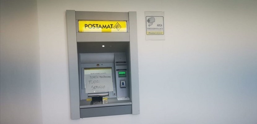 Lo sportello Atm di Barberino, con la scritta Fuori Servizio