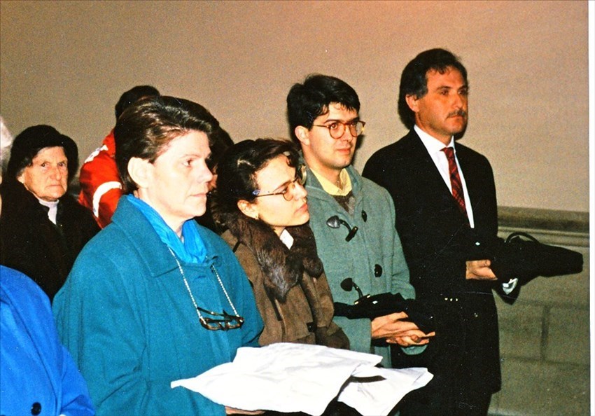 1995 – Il primo a  destra un giovane Borgioli mentre riceve la veste di confratello della Misericordia di Borgo San Lorenzo