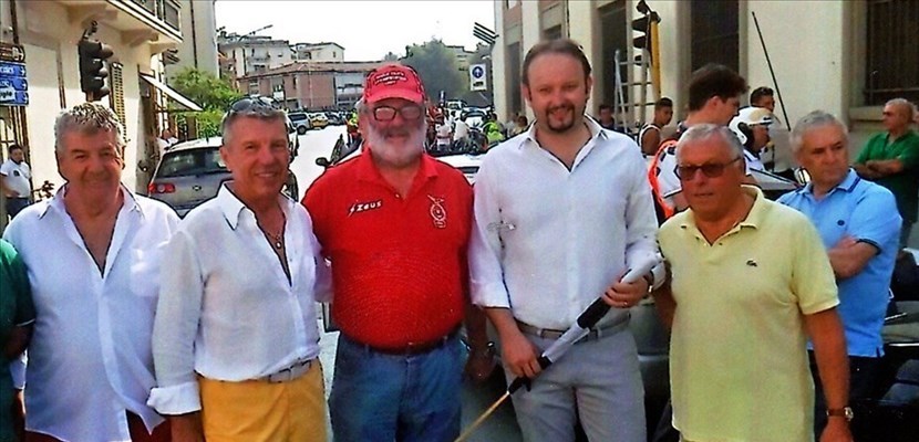 Paolo Timori, il primo a sinistra con alcuni amici sportivi e il sindaco Omoboni durante la gara ciclistica  dedicata al suo Bar Pasticceria.