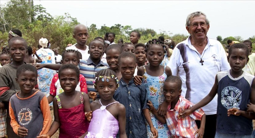 Don Pasquale poggiali attorniato dai suoi ragazzi della Missione.