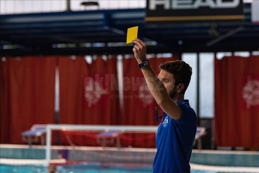L’arbitro dell’incontro assegna il cartellino giallo al coach della Rari-Nantes Florentia Luca Minetti.