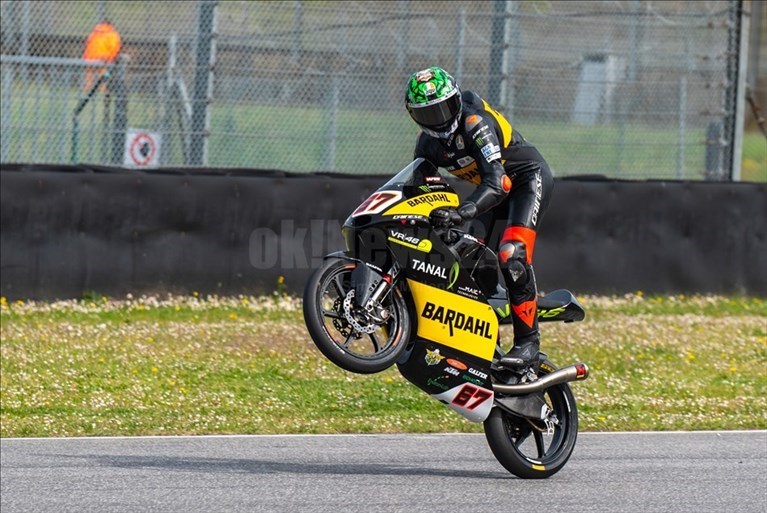 Alberto Surra (67) festeggia la pole position in Moto 3.