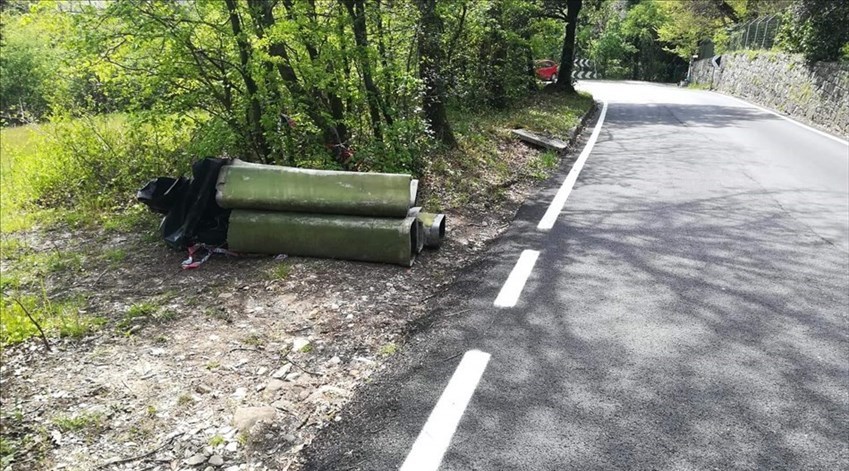 Quei grossi pezzi di eternit abbandonati sulla strada per Bivigliano. Da 4 mesi....