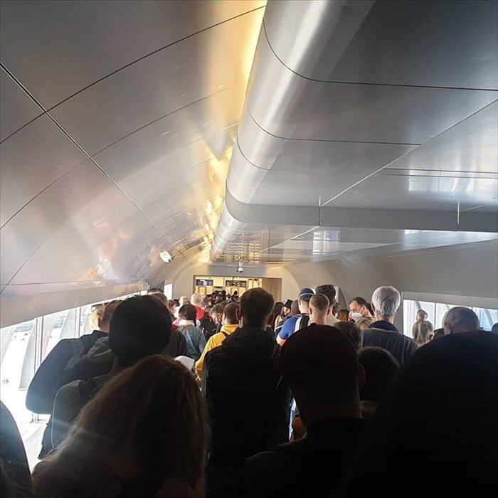 Le persone ammassate nell'aeroporto di Bucarest