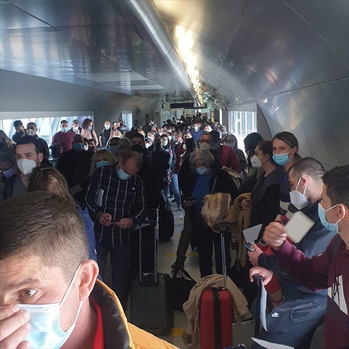 Le persone ammassate nell'aeroporto di Bucarest