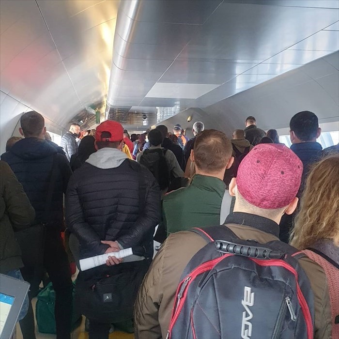 Le persone ammassate nell'aeroporto di Bucarest