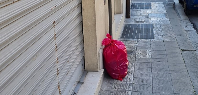 'Quei sacchi rossi sono lì da quasi un mese'. La denuncia di una lettrice