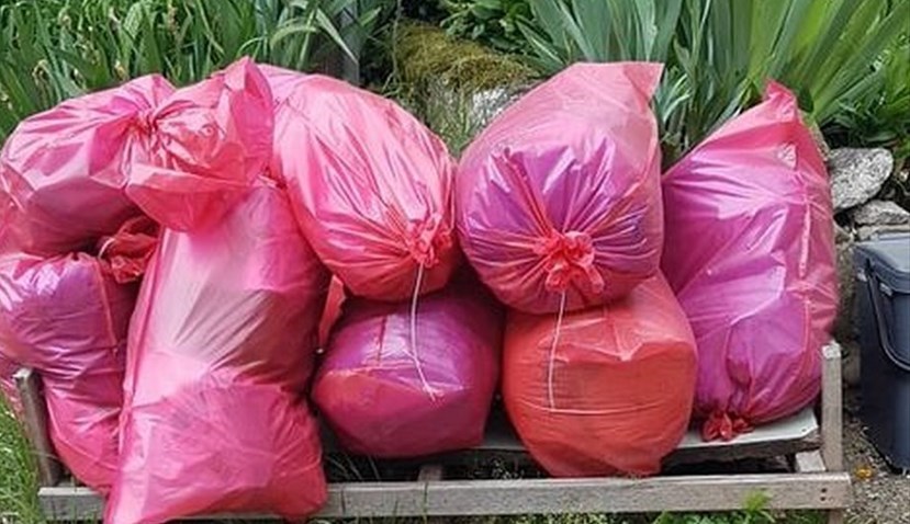 Scarperia. I sacchi rossi (covid) che si accumulano ma vengono ignorati dagli addetti (da 15 giorni)