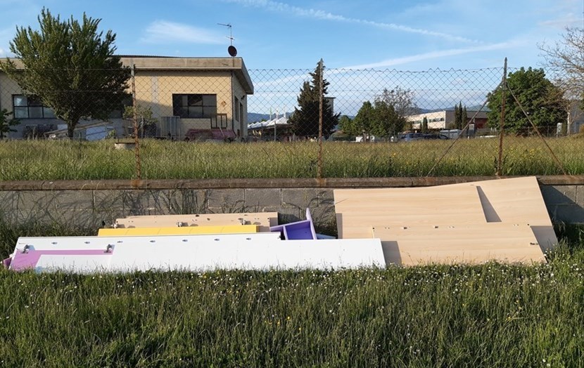 Mobili e 'ingombranti' abbandonati a Rabatta. Foto del Giorno