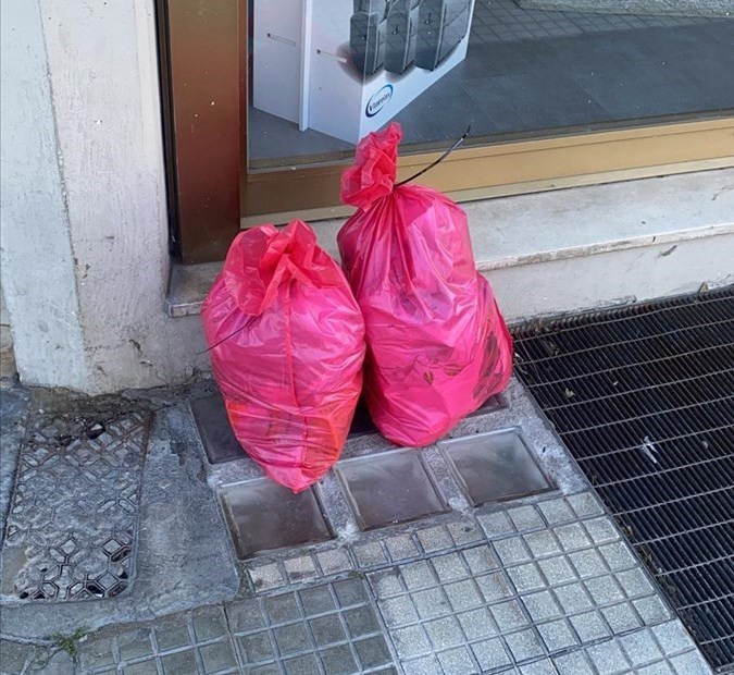 Borgo. Quei sacchi Covid rimasti per giorni sul marciapiede in Viale della Repubblica