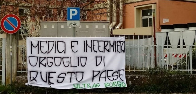 Uno striscione di gratitudine verso medici e infermieri