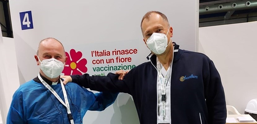 don Maurizio Pieri (a sinistra) all'interno dell'hub di Dicomano