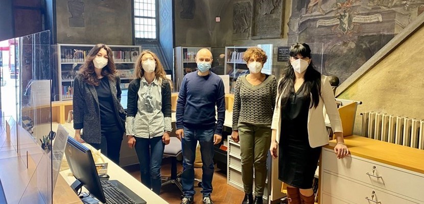 Il personale della biblioteca con la vicesindaca Cristina Becchi