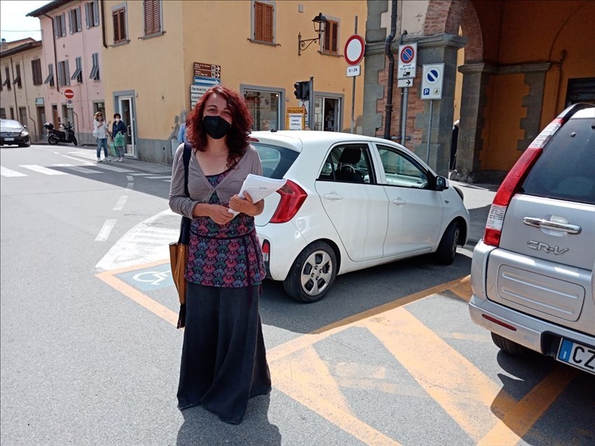 Una volontaria al volantinaggio