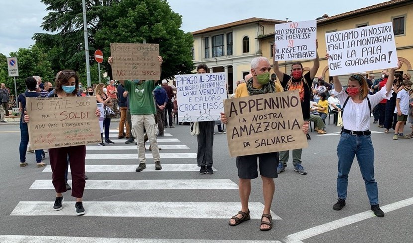 Cartelli in piazza a Vicchio