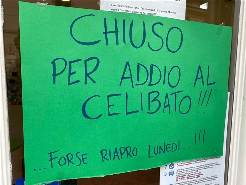 Chiuso per addio al celibato... L'originale cartello apparso a Borgo