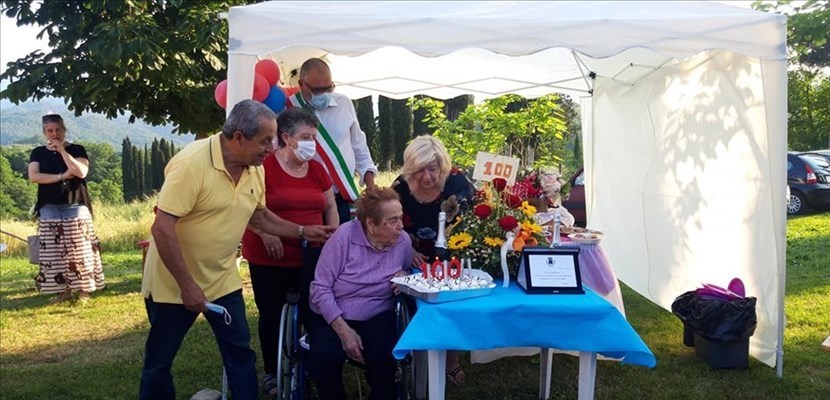 Vicchio. La signora Olema ha compiuto 100 anni. Festeggiata anche dal sindaco