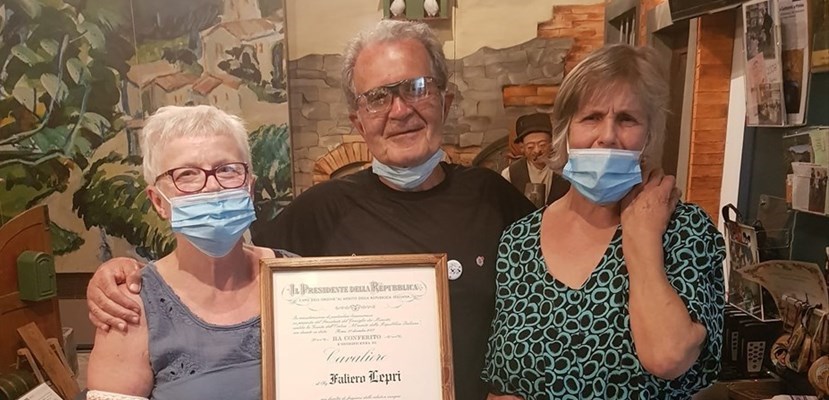 Romano Prodi sulla Via degli Dei. Stamani si è fermato a Sant'Agata