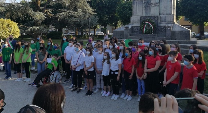 Gli alunni delle scuole medie di Borgo. Vestiti con il tricolore