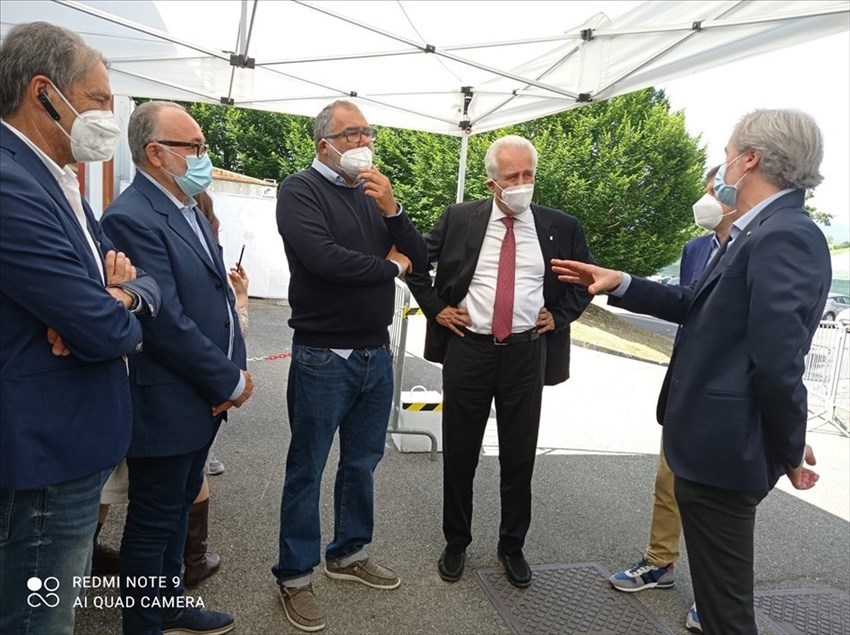 Le autorità all'esterno